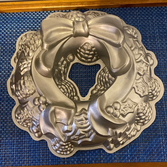 Nordic Ware Holiday Wreath Pan, like new, cast aluminum, lifetime warranty - Picture 1 of 6